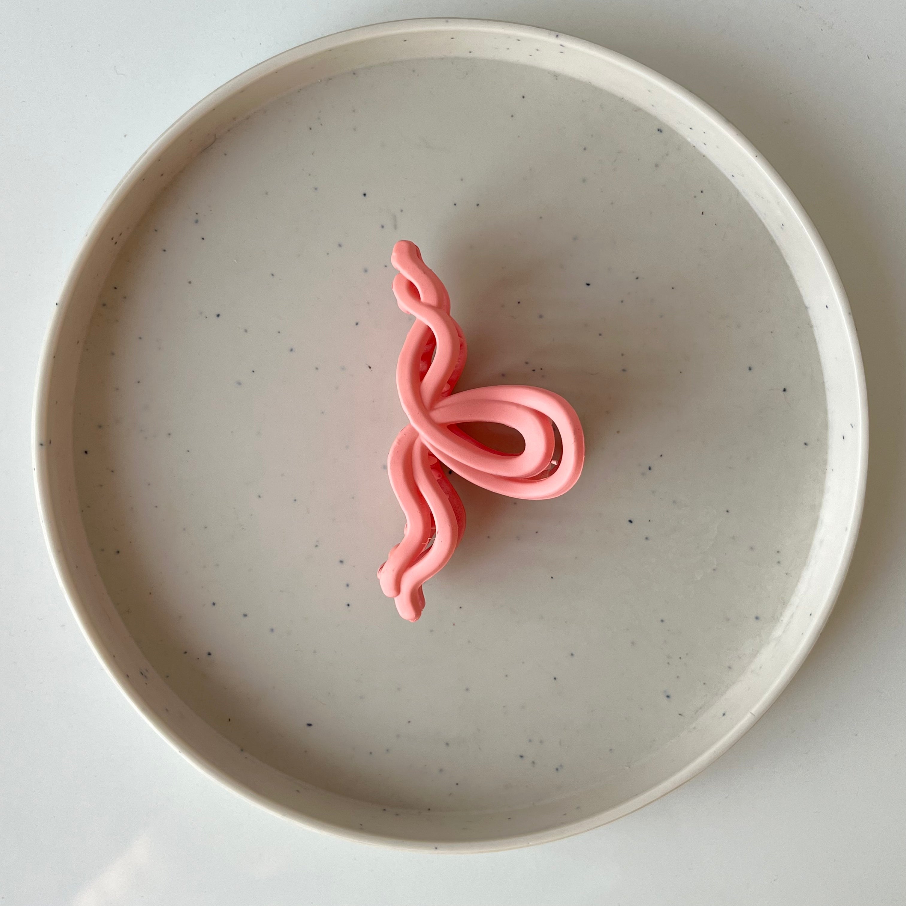 Matte Wave Bow – Medium Hair Claw